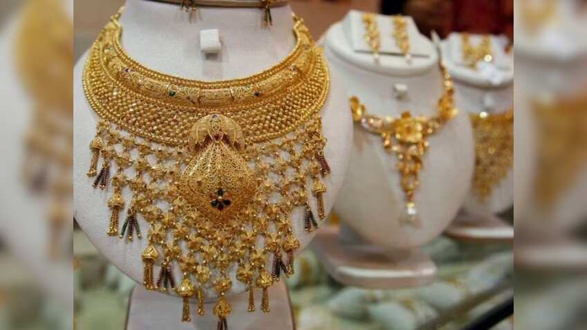 रुपये को लगा धक्का तो चढ़ गया सोना, नए साल के पहले चेक कर लें Gold-Silver Rates