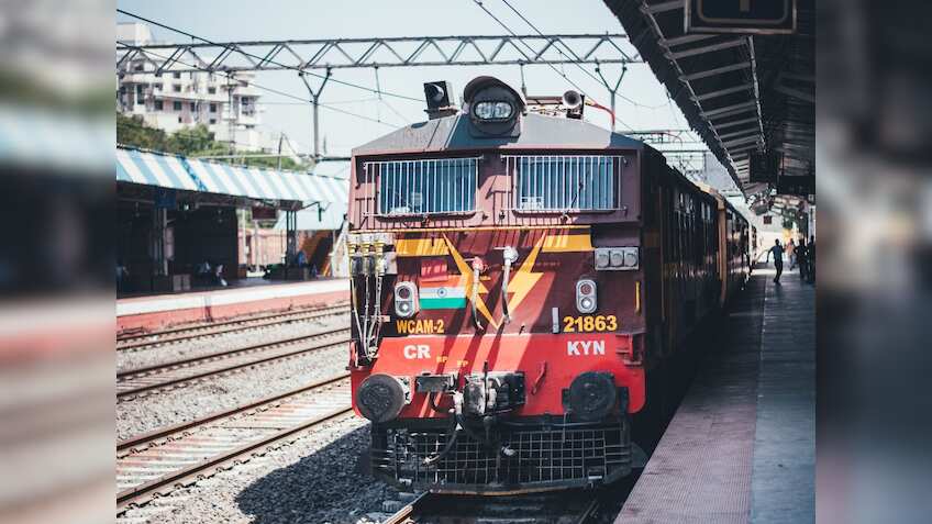 महाकुंभ में जाने वाले श्रद्धालुओं को नहीं लेनी है फूड की टेंशन! अच्छे खाने के लिए रेलवे ने किया ये खास इंतजाम