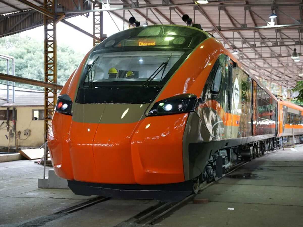 पटरियों पर 180 किमी प्रति घंटे की स्पीड से गुजरी वंदे भारत स्लीपर, पानी के ग्लास से नहीं छलकी एक बूंद, सामने आया वीडियो