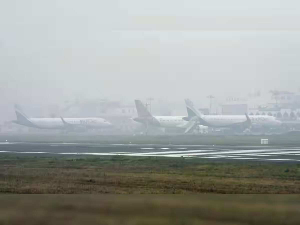 फ्लाइट्स पर घने कोहरे की मार, दिल्ली हवाई अड्डे पर 19 उड़ानों के रूट्स डायवर्ट, 200 से अधिक फ्लाइट्स लेट