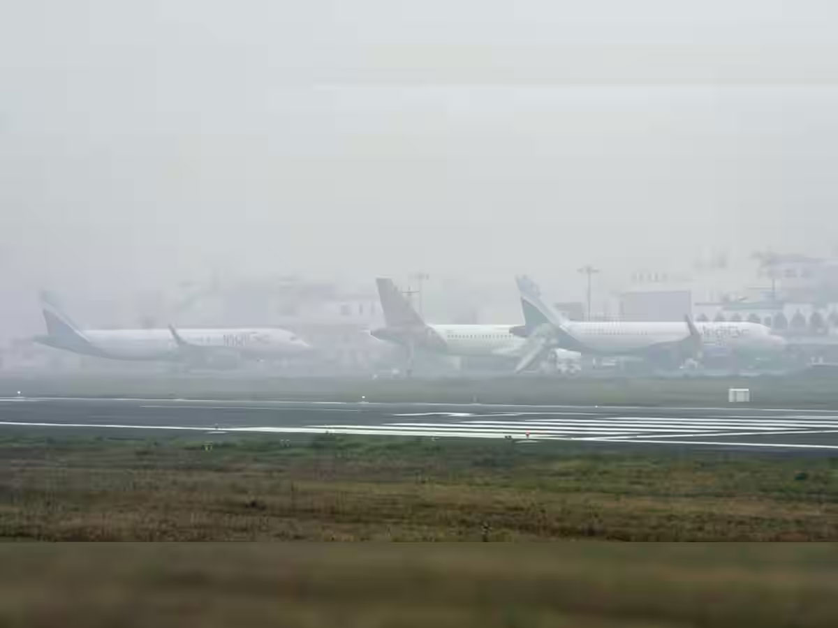 फ्लाइट्स पर घने कोहरे की मार, दिल्ली हवाई अड्डे पर 19 उड़ानों के रूट्स डायवर्ट, 200 से अधिक फ्लाइट्स लेट