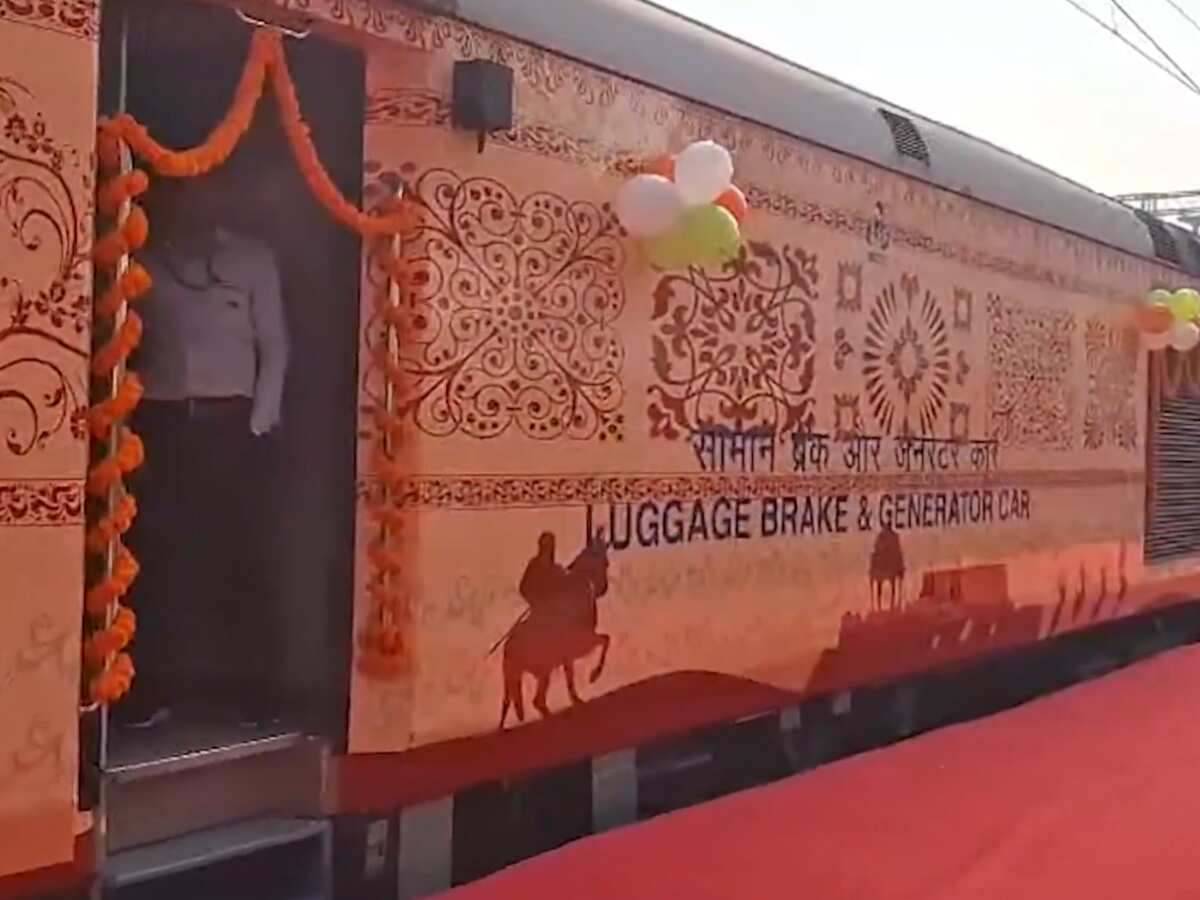 PM Modi ने दिखाई 'प्रवासी भारतीय एक्सप्रेस' को हरी झंडी, 3 हफ्ते तक पूरे देश की सैर कराएगी ये ट्रेन