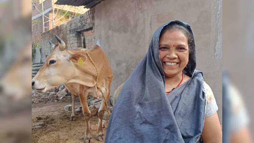 Success Story: दूध बेचकर हर महीने लाखों कमा रही ये महिला, जीरो से शुरू कर बनाया अपना मुकाम