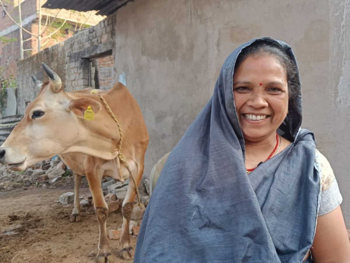 Success Story: दूध बेचकर हर महीने लाखों कमा रही ये महिला, जीरो से शुरू कर बनाया अपना मुकाम