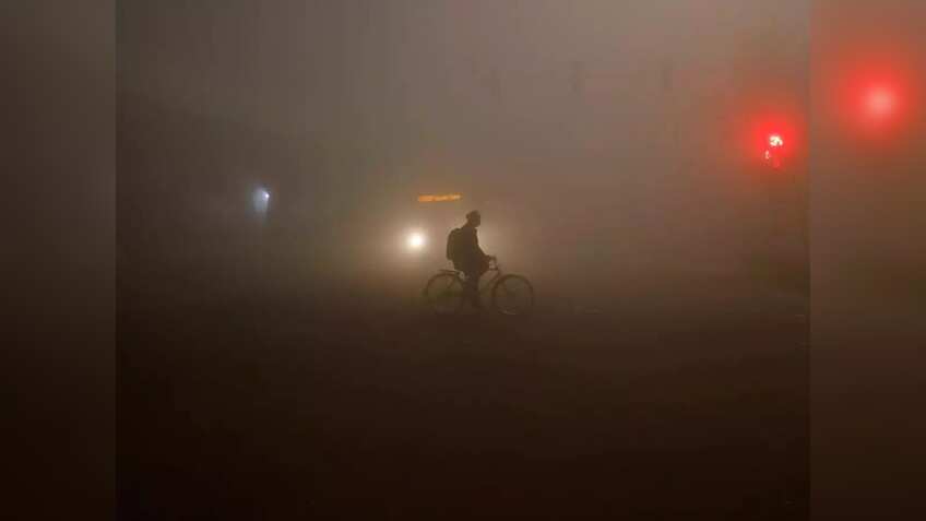 कोहरे ने सिर्फ ट्रेनों की रफ्तार नहीं फ्लाइट्स की उड़ान भी थामी! 6 विमान हुए डायवर्ट- 100 से अधिक पर पड़ा असर