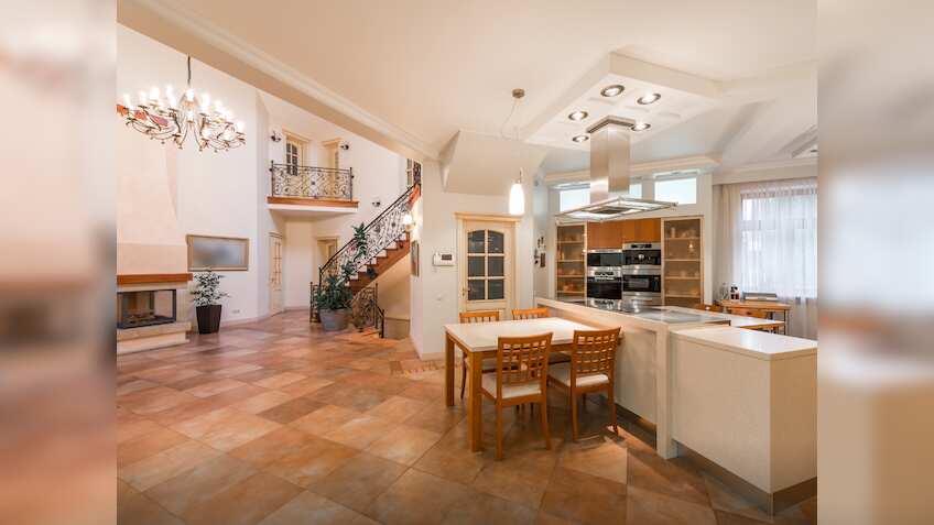 महंगाई है फिर भी दिल्ली-NCR में दोगुनी हुई लग्जरी घरों की डिमांड, CBRE की रिपोर्ट में आए चौंकाने वाले आंकड़े