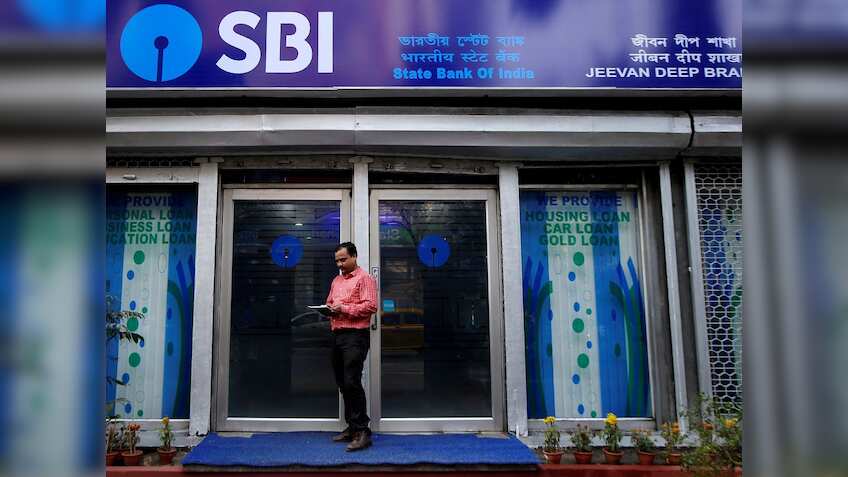 आपके भी बैंक अकाउंट से कट गए हैं पैसे? SBI ने बता दिया क्या है वजह