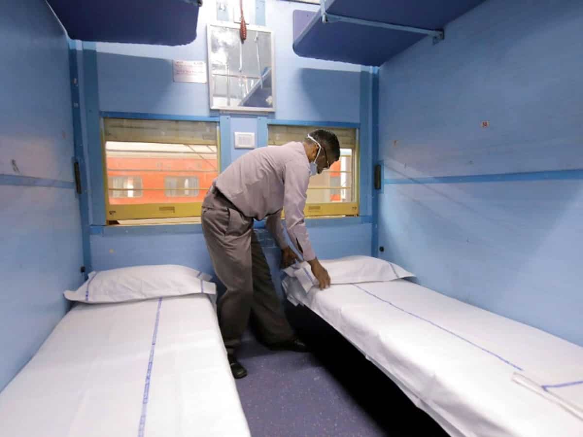 मुफ्त में तकिया, कंबल और चादर