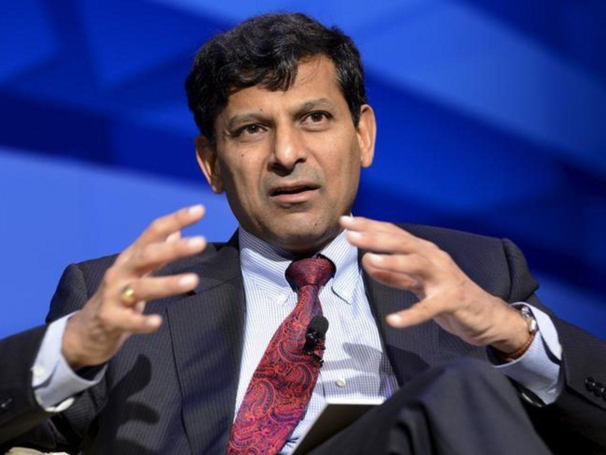'रुपया कमजोर नहीं... डॉलर हो रहा मजबूत', करेंसी की वैल्यू में आई गिरावट के बीच ये क्या बोल गए रघुराम राजन