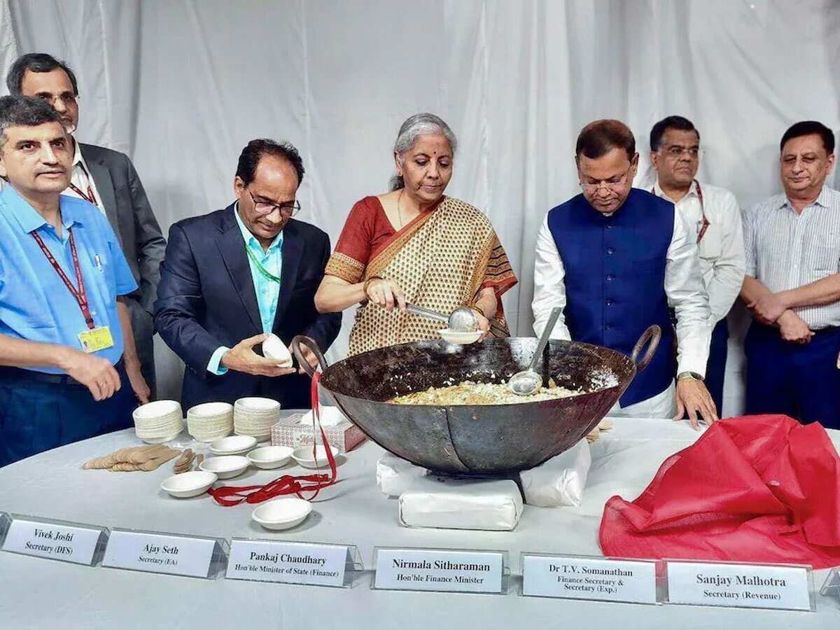 Budget 2025: वित्त मंत्री ने पारंपरिक हलवा समारोह में लिया हिस्सा, आखिरी दौर में पहुंची बजट की तैयारी