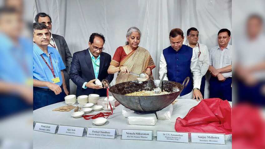 Budget 2025: वित्त मंत्री ने पारंपरिक हलवा समारोह में लिया हिस्सा, आखिरी दौर में पहुंची बजट की तैयारी