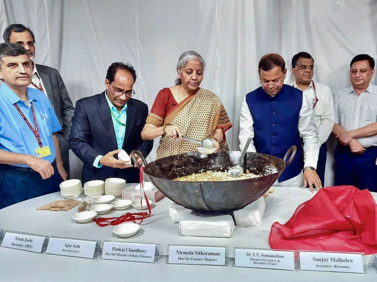Budget 2025: वित्त मंत्री ने पारंपरिक हलवा समारोह में लिया हिस्सा, आखिरी दौर में पहुंची बजट की तैयारी