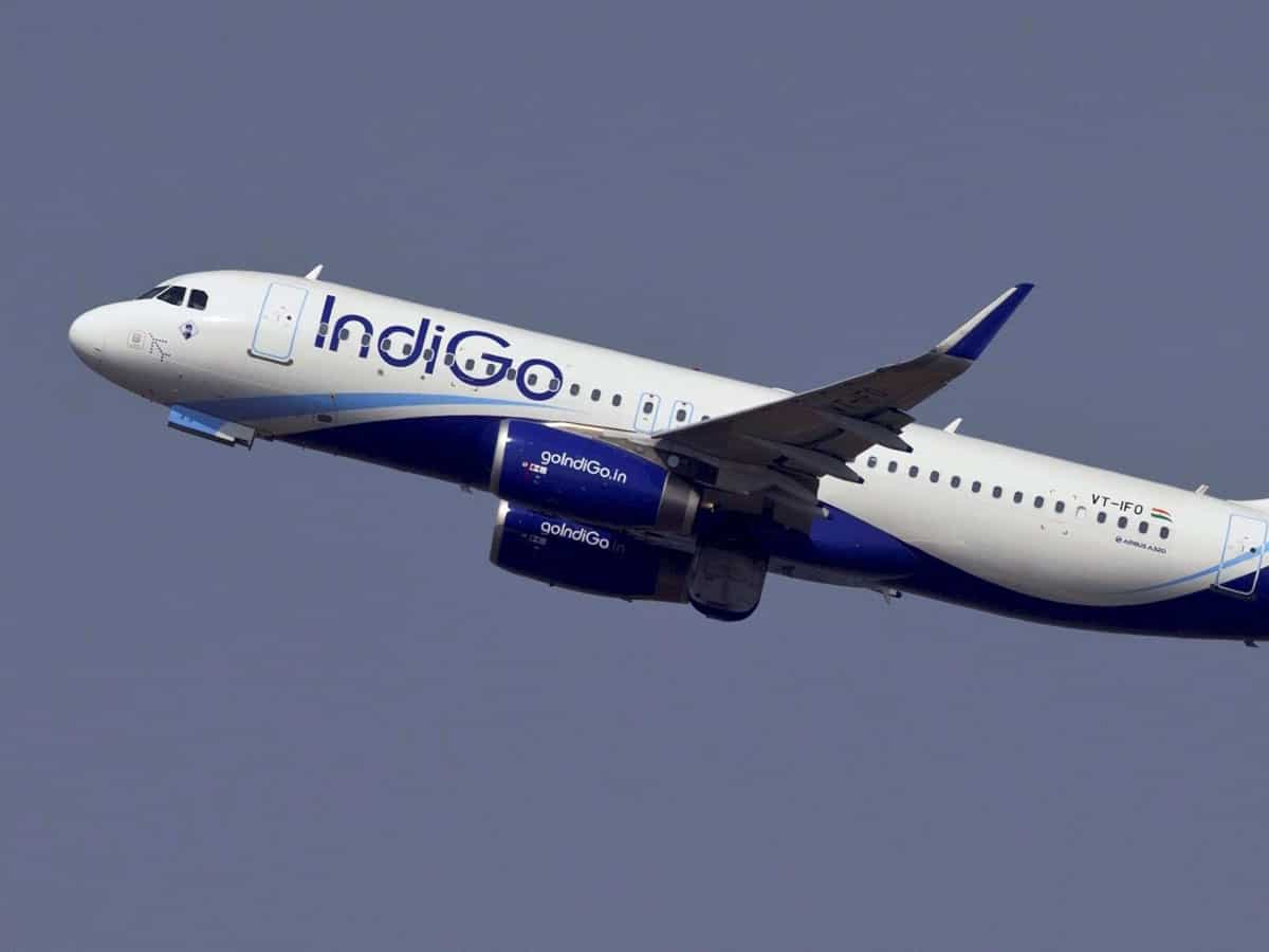 महाकुंभ के लिए फ्लाइट्स के महंगे किराये पर हरकत में सरकार, इंडिगो ने किराया 50% तक घटाया