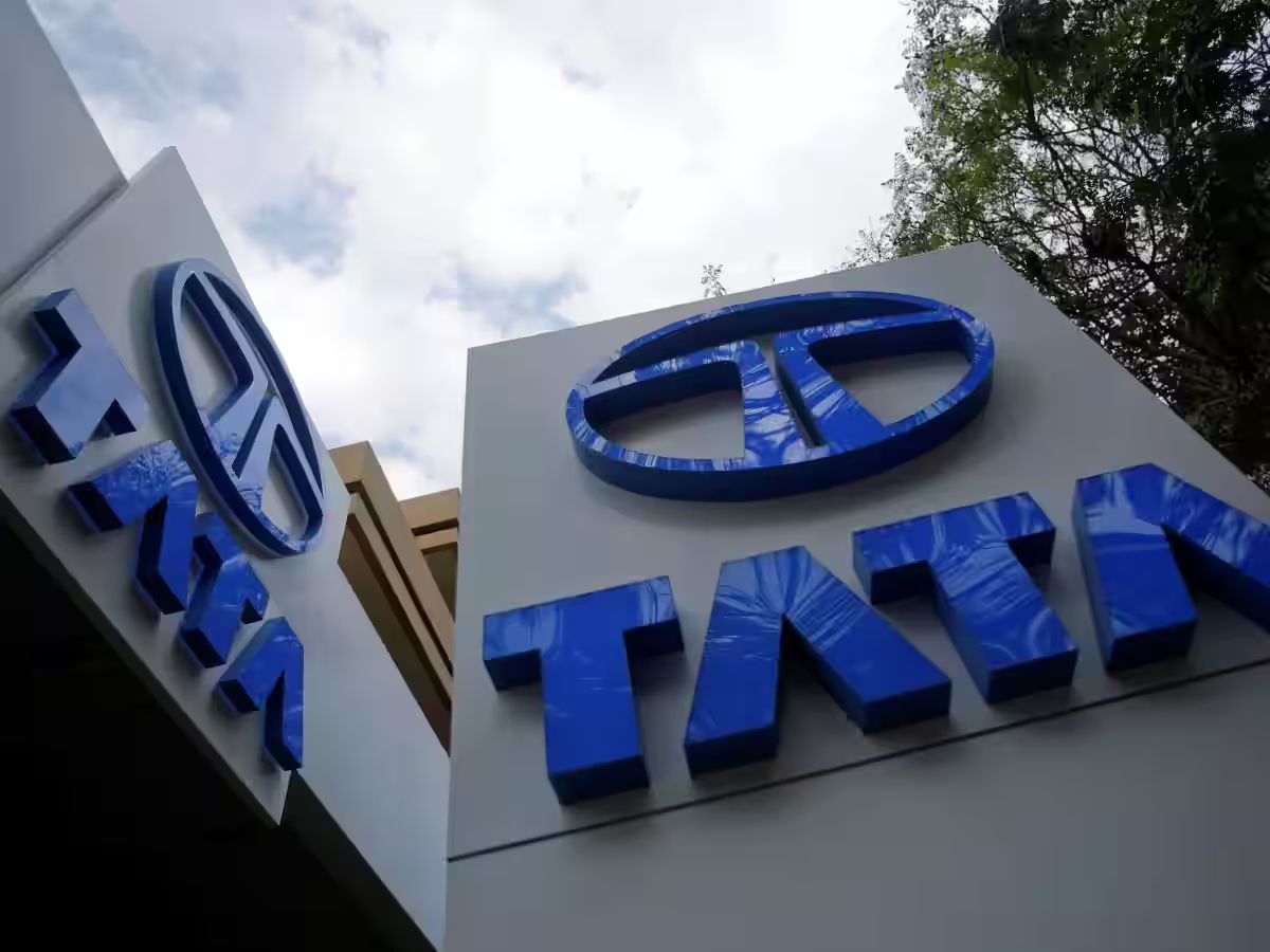 बाजार खुलते ही धड़ाम हुआ Tata Motors का शेयर, लेकिन इस ऐनालिस्ट ने दिया 70% अपसाइड का बड़ा टारगेट; क्या करें?