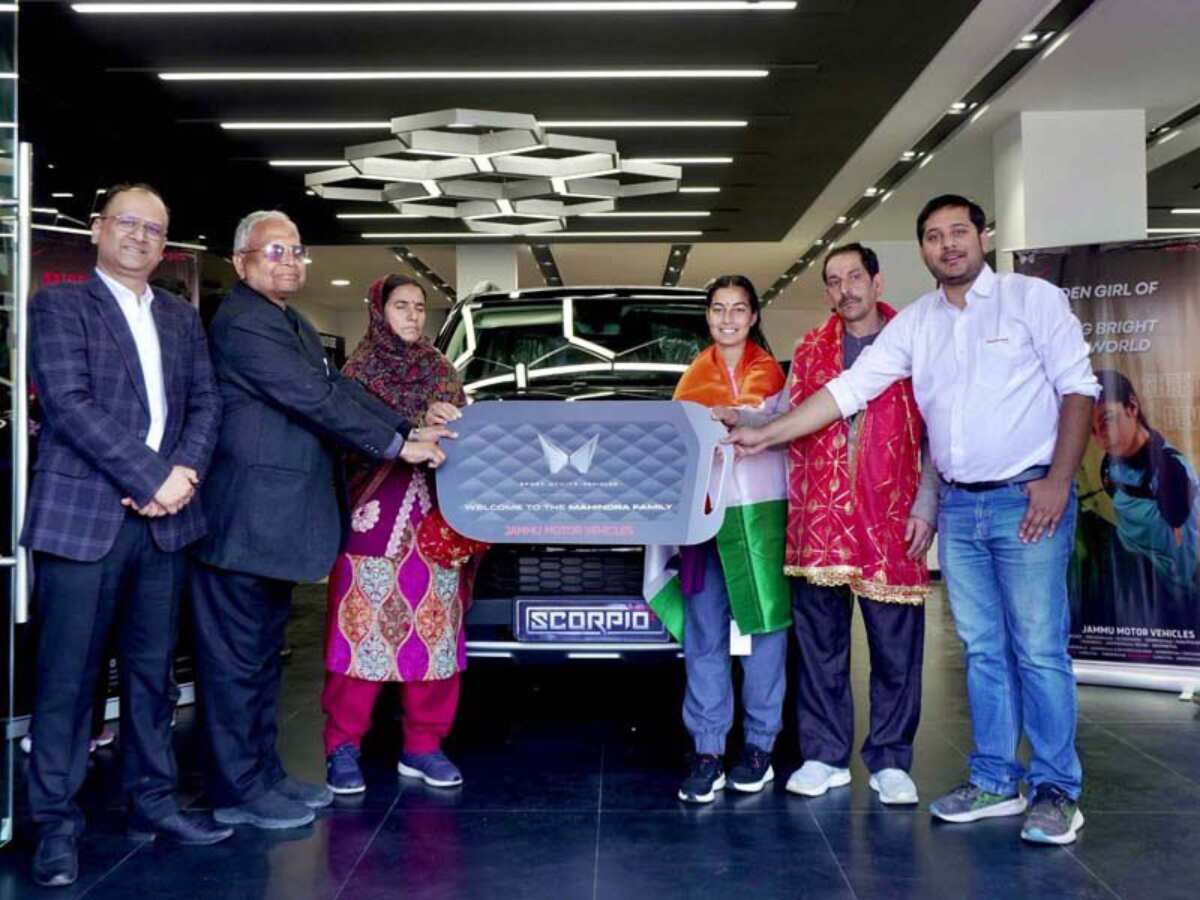 Anand Mahindra ने पूरा किया अपना वादा! इस एथलीट को दी 14 लाख वाली कार, शेयर की फोटो 