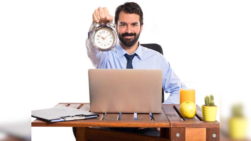 Economic Survey: हफ्ते में 70-90 घंटे काम पर अब सरकार ने दिया दखल, आर्थिक समीक्षा में बताया कितने घंटे करना चाहिए काम