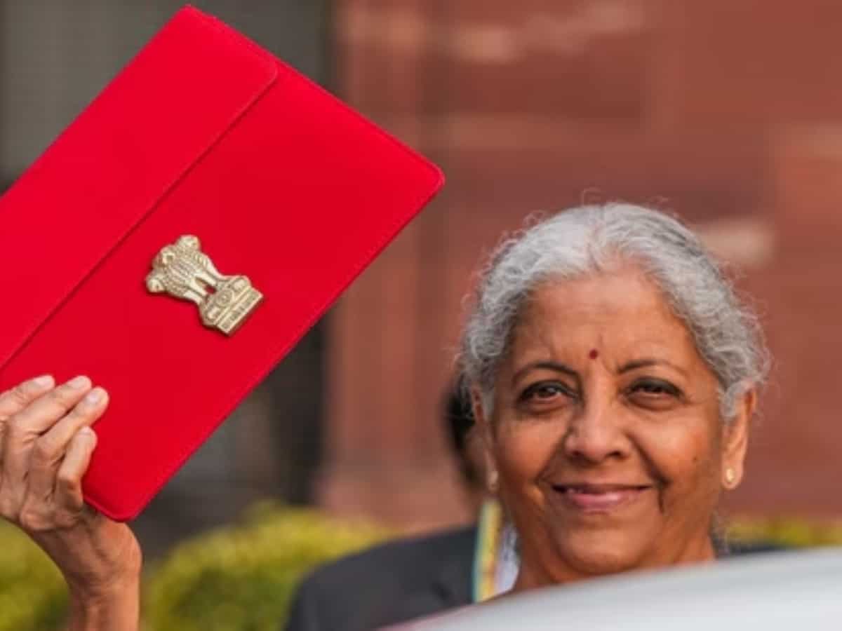 रुपये में क्यों आ रही गिरावट? डॉलर की मजबूती पर वित्त मंत्री निर्मला सीतारमण ने कही ये बात