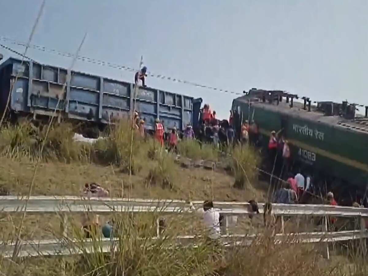 Train Accident: फतेहपुर में 2 मालगाड़ियों की आमने-सामने हुई टक्कर, पुल के नीचे गिरा इंजन, जानिए क्या है अपडेट