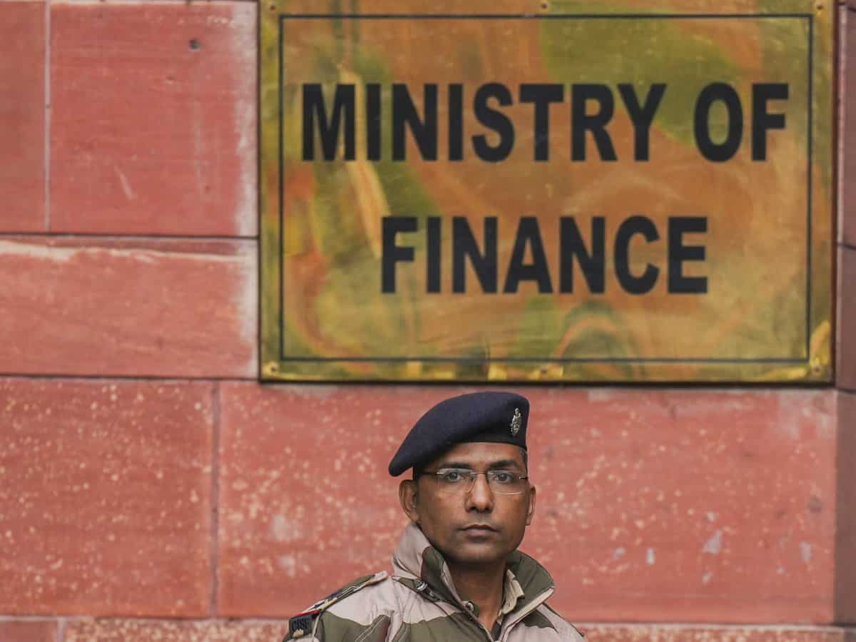 वित्त मंत्रालय ने दी सरकारी कर्मचारियों को सख्त चेतावनी! ऑफिस में ChatGPT, DeepSeek का न करें इस्तेमाल