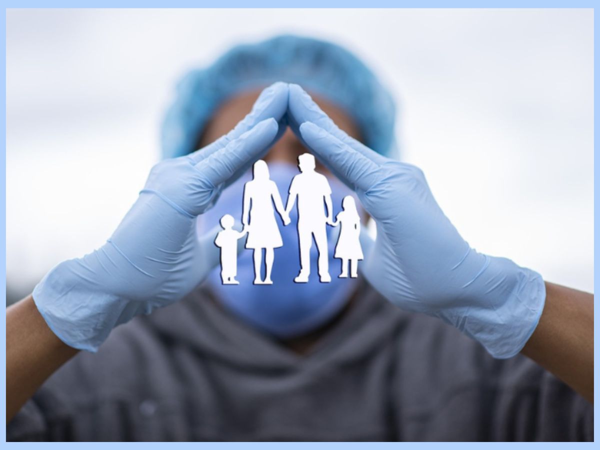 सिंगल प्रीमियम पर पूरे परिवार को मिलेगा सुरक्षा कवर, जानिए क्या होता है Family Floater Plan