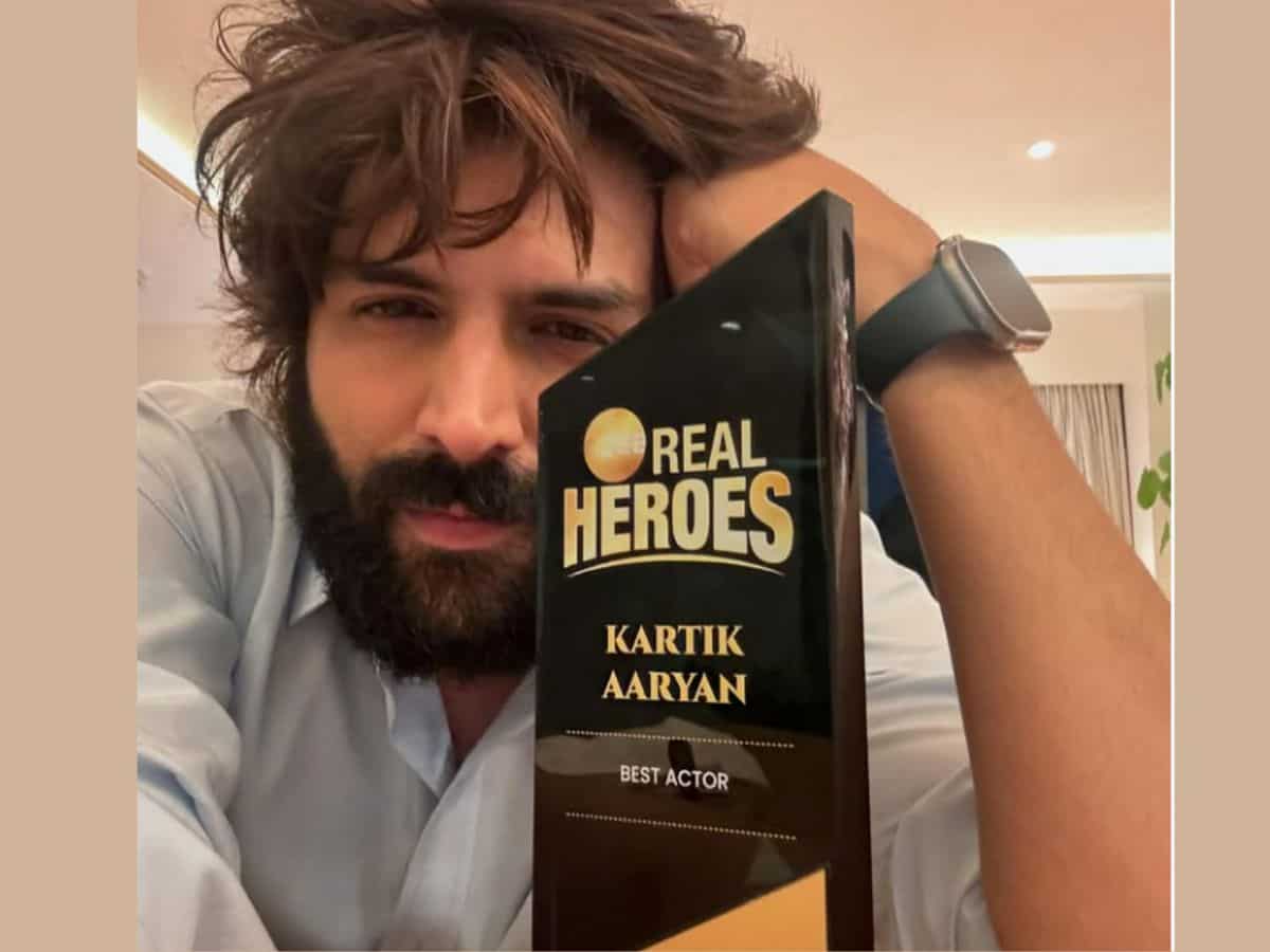 Zee Real Heroes Awards में कार्तिक आर्यन का जलवा, मिला बेस्‍ट एक्‍टर का अवॉर्ड