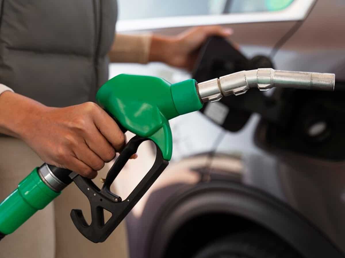 Petrol-Diesel Price: तेल कंपनियों ने जारी किए ताजा भाव, जानिए अब कितने रुपये लीटर बिक रहा डीजल-पेट्रोल