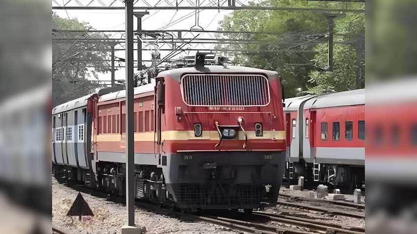 New Delhi Railway Station Stampede:रेलवे ने चलाई कई स्पेशल ट्रेनें, भगदड़ में अब तक 18 लोगों की हो चुकी है मौत