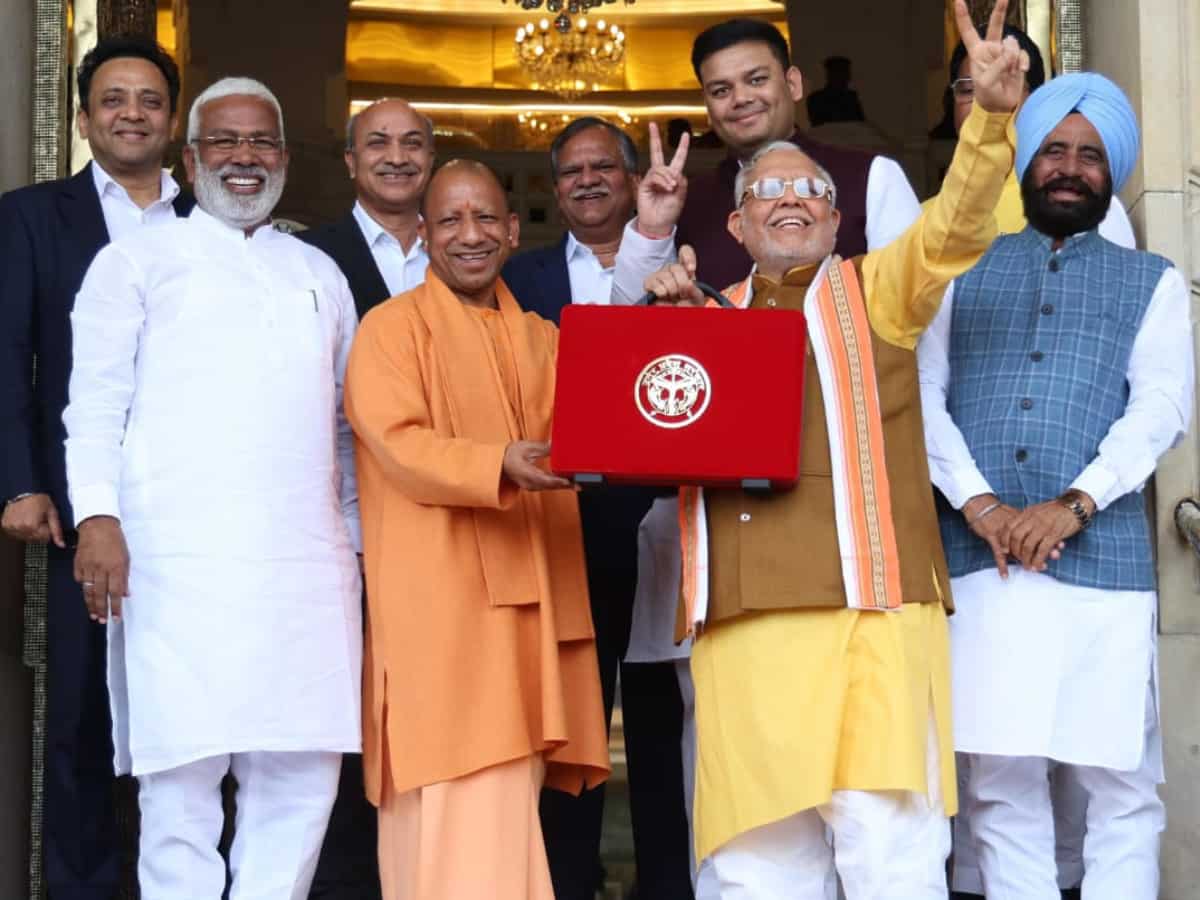 UP Budget 2025: छात्राओं को स्कूटी, स्मार्ट क्लास से लेकर स्मार्ट सिटी तक... योगी सरकार ने पेश किया ₹8,08,736 करोड़ का बजट