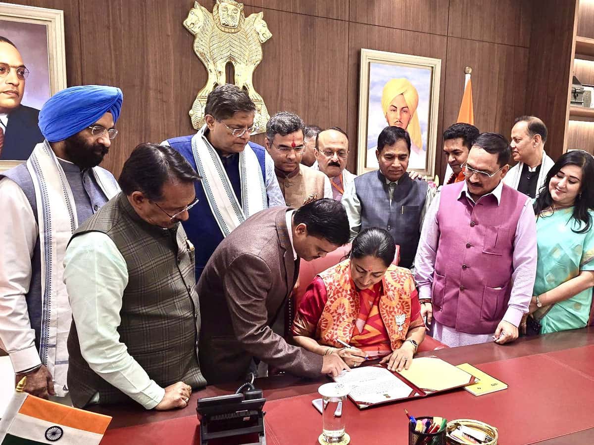 दिल्ली सरकार की पहली कैबिनेट बैठक में आयुष्मान योजना को मंजूरी, मंत्रियों को विभागों का बंटवारा, जानिए किसे मिला क्या पोर्टफोलियो