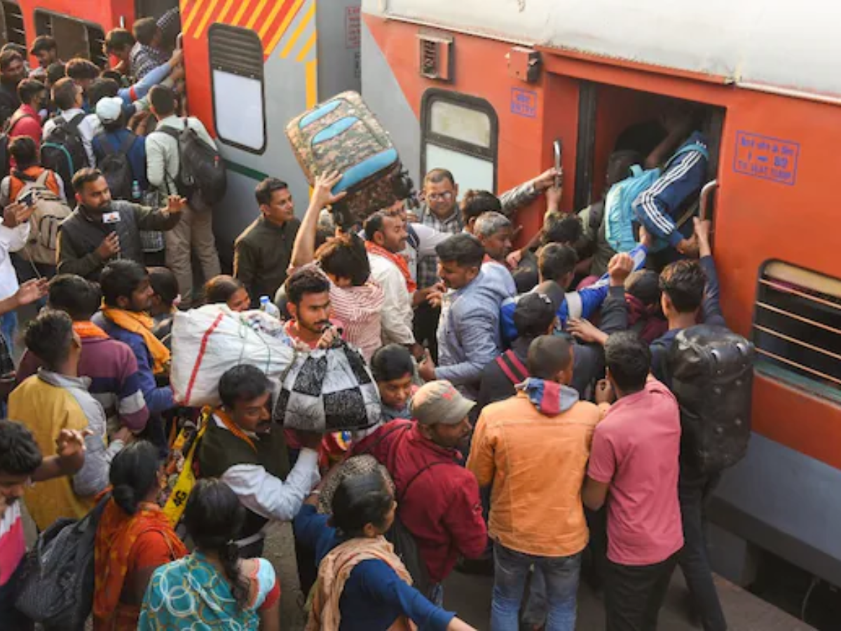 रेलवे ने X से नई दिल्ली रेलवे स्टेशन पर भगदड़ की तस्वीरें को हटाने को कहा, जानें क्यों लिया ये कदम