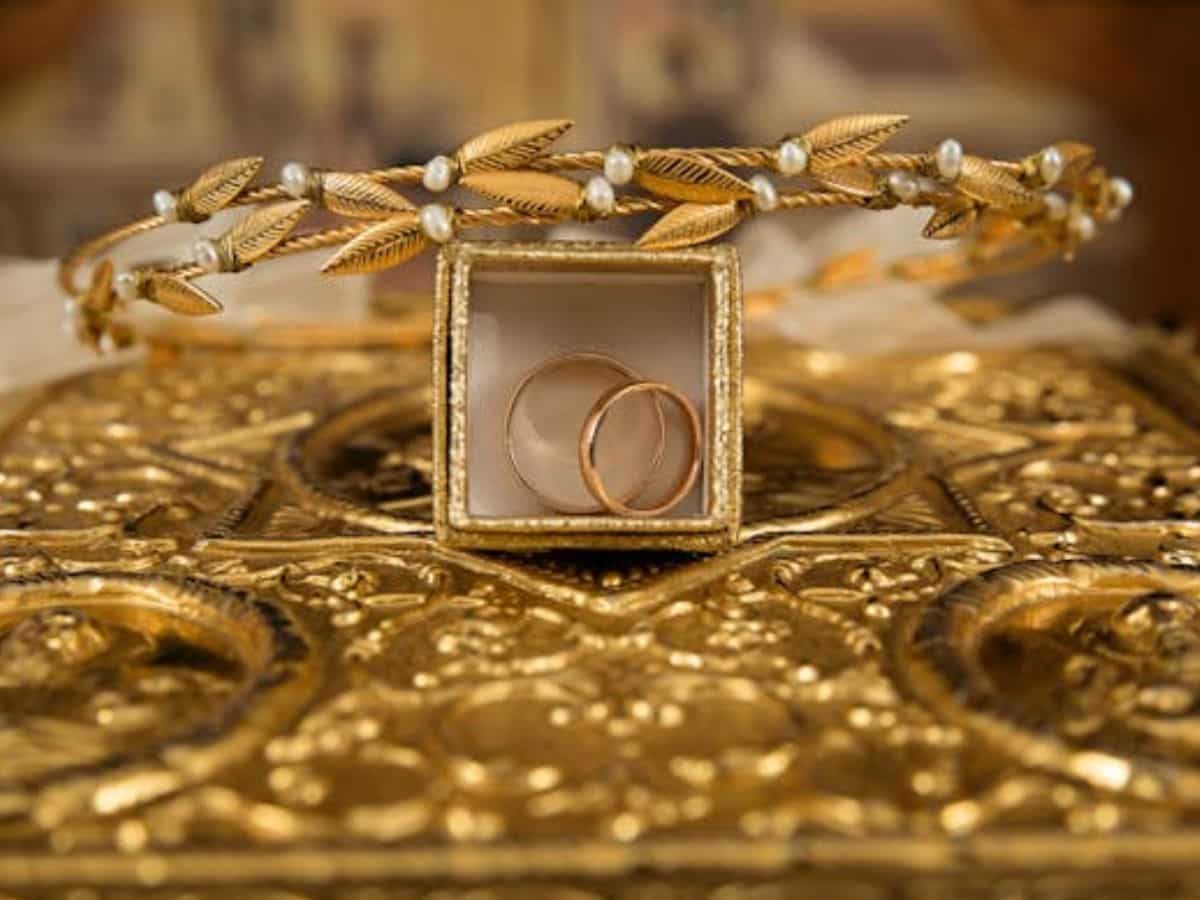 इक्विटी से बेहतर रहा Gold का प्रदर्शन, इस साल अबतक दिया 11%  रिटर्न, पर नए निवेश को लेकर हो जाएं सतर्क