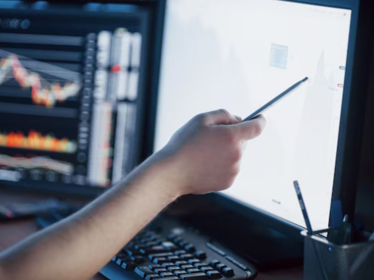 शेयर बाजार में गिरावट से झटका, मगर निवेशकों के लिए खरीदारी का अच्छा मौका