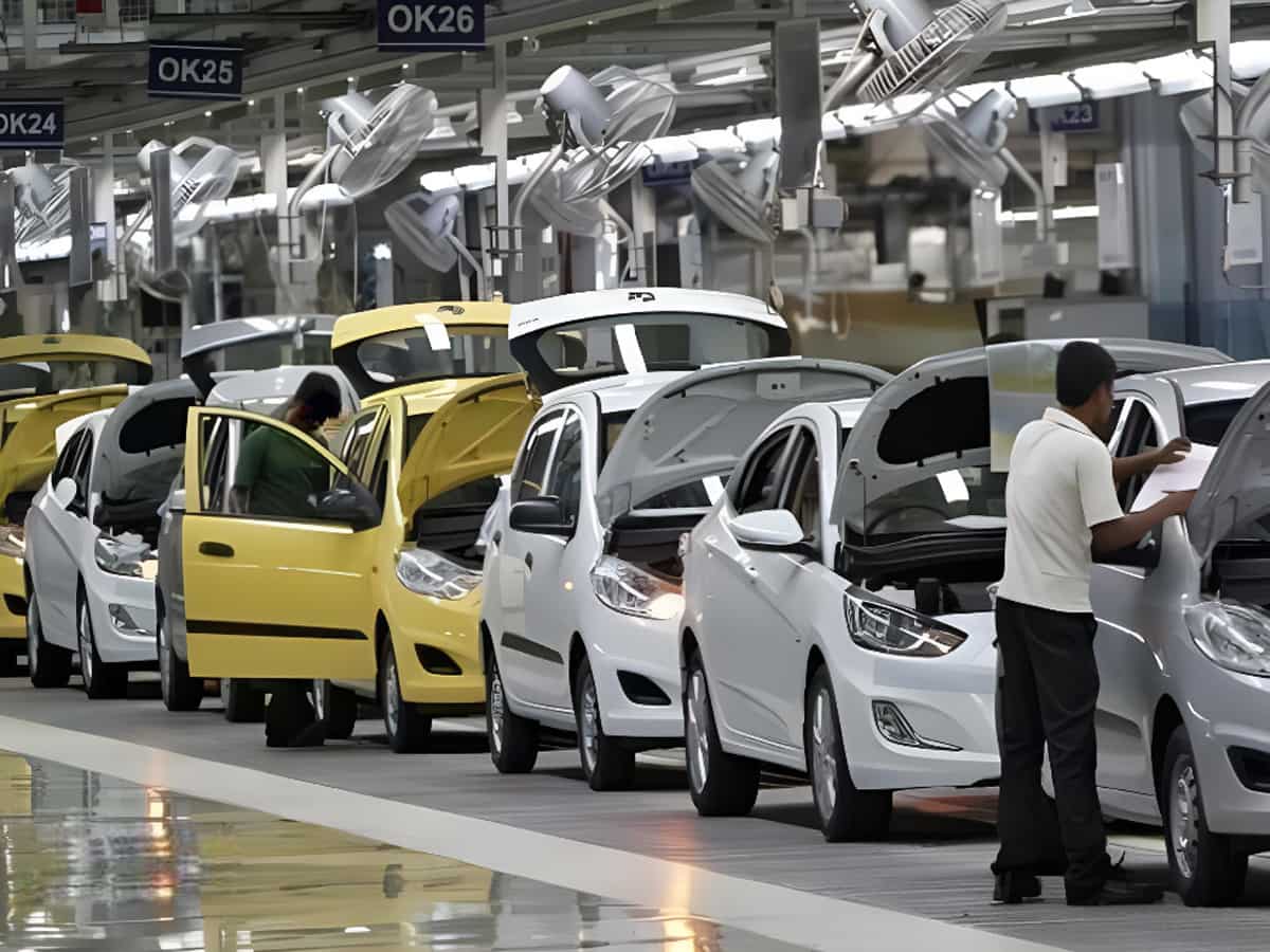 फरवरी के महीने में किस कंपनी ने बेचीं कितनी कारें? जानिए किसकी सेल्स बढ़ी और किसकी बिक्री में आई गिरावट