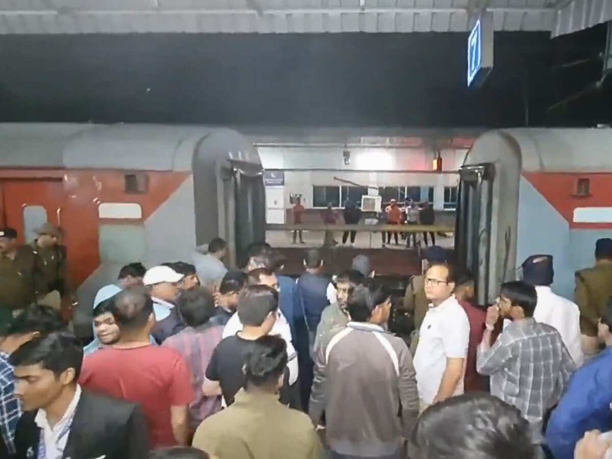 UP में बड़ा ट्रेन हादसा! चंदौली में नंदन कानन एक्सप्रेस की कपलिंग टूटी, 2 हिस्सों में बंटी गाड़ी