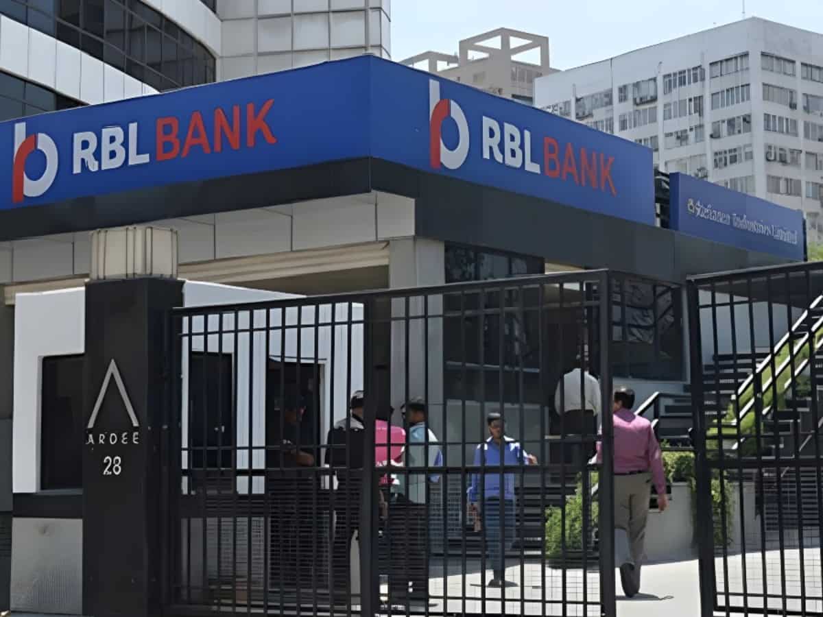इस प्राइवेट बैंक के 3 ऑफिस पर GST का सर्च ऑपरेशन जारी, Stock पर पड़ा असर