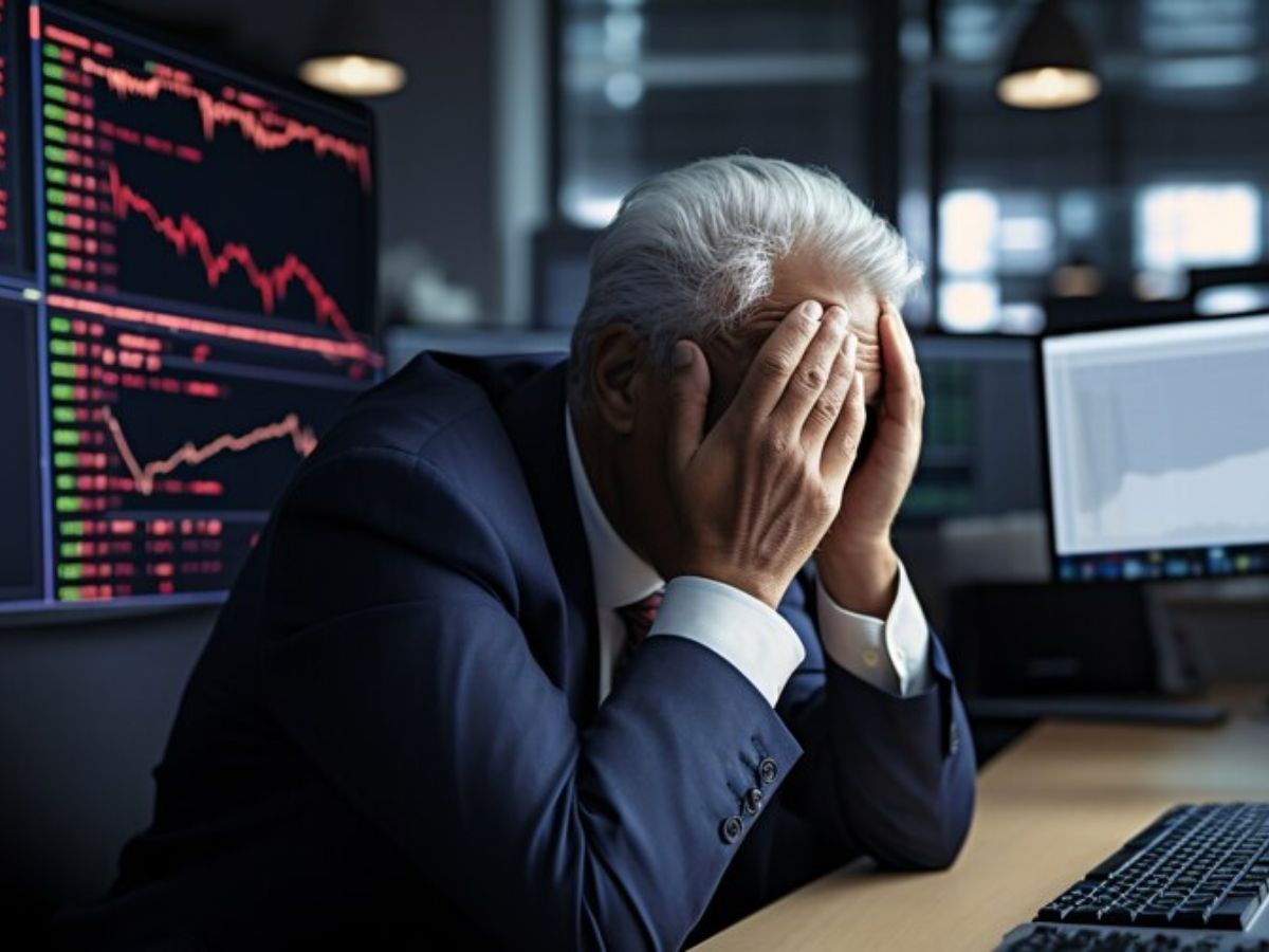 Gensol के शेयर में आज भी भारी गिरावट: Downgrade के बाद कंपनी की सफाई, क्या करें निवेशक?