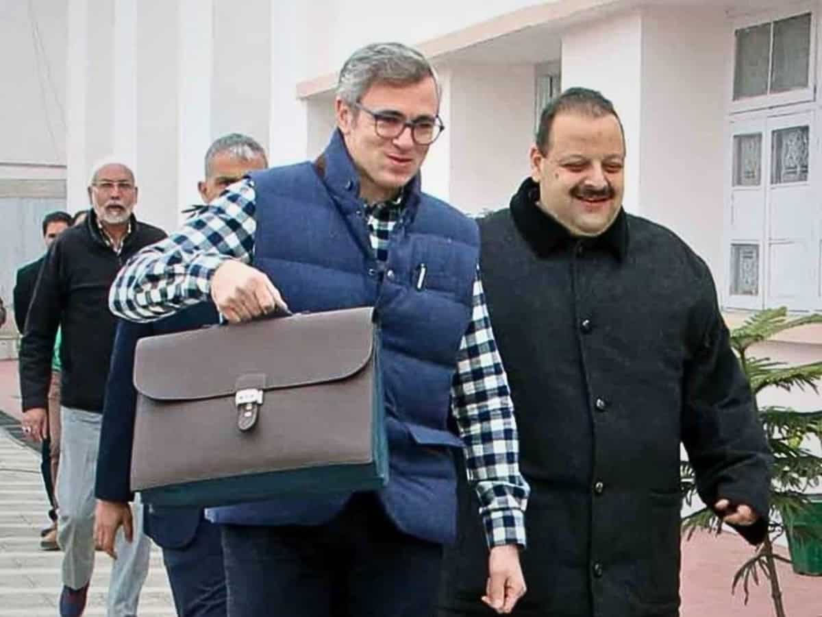 जम्मू कश्मीर विधानसभा में मुख्यमंत्री उमर अब्दुल्ला ने पेश किया 1.12 लाख करोड़ रुपये का बजट, जानें किसे क्या मिला