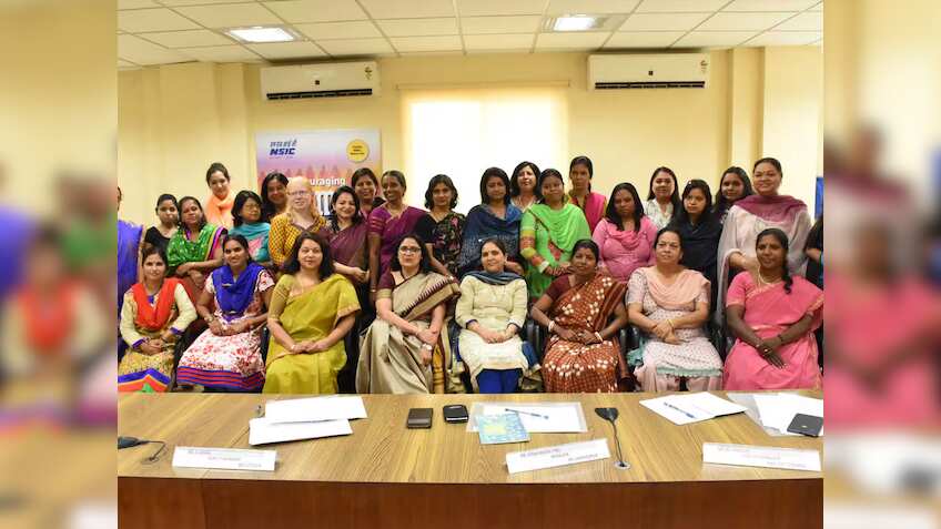 महिला दिवस पर SBI का तोहफा, बिजनेस के लिए महिलाओं को मिलेगा बिना गारंटी मिलेगा लोन, ब्याज भी कम!