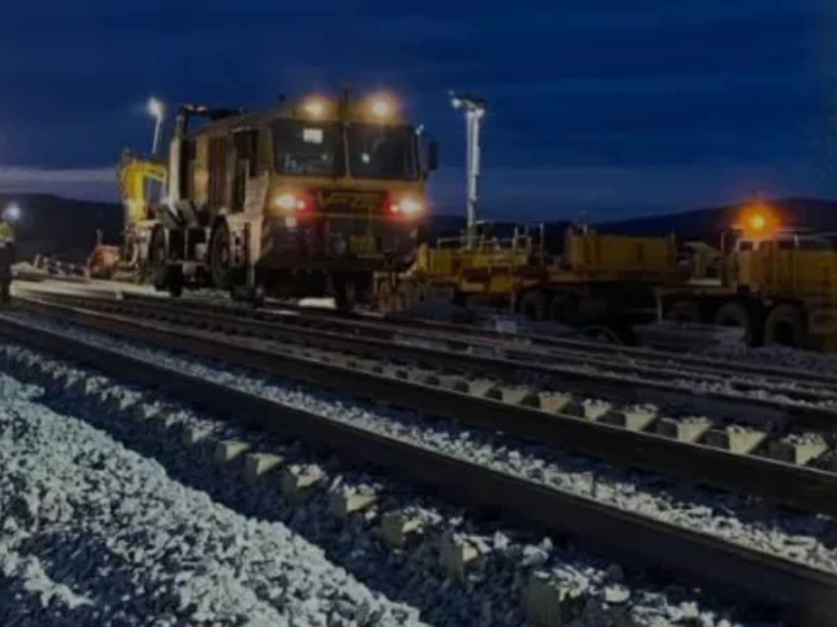Railway PSU को एक दिन में मिले 2 ऑर्डर, 52 वीक हाई से 52% नीचे शेयर, रखें नजर