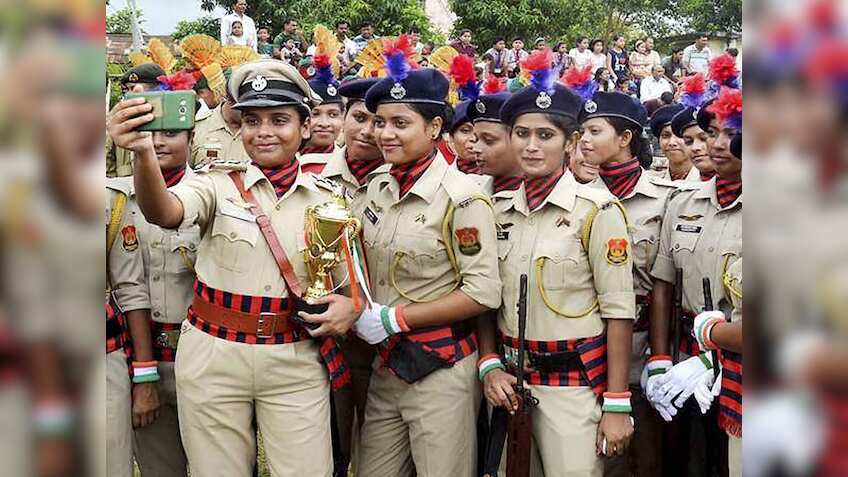 ट्रेन में हुड़दंग करने वालों की खैर नहीं, महिला दिवस पर लेडीज RPF को मिला ये 'मिर्ची हथियार'!