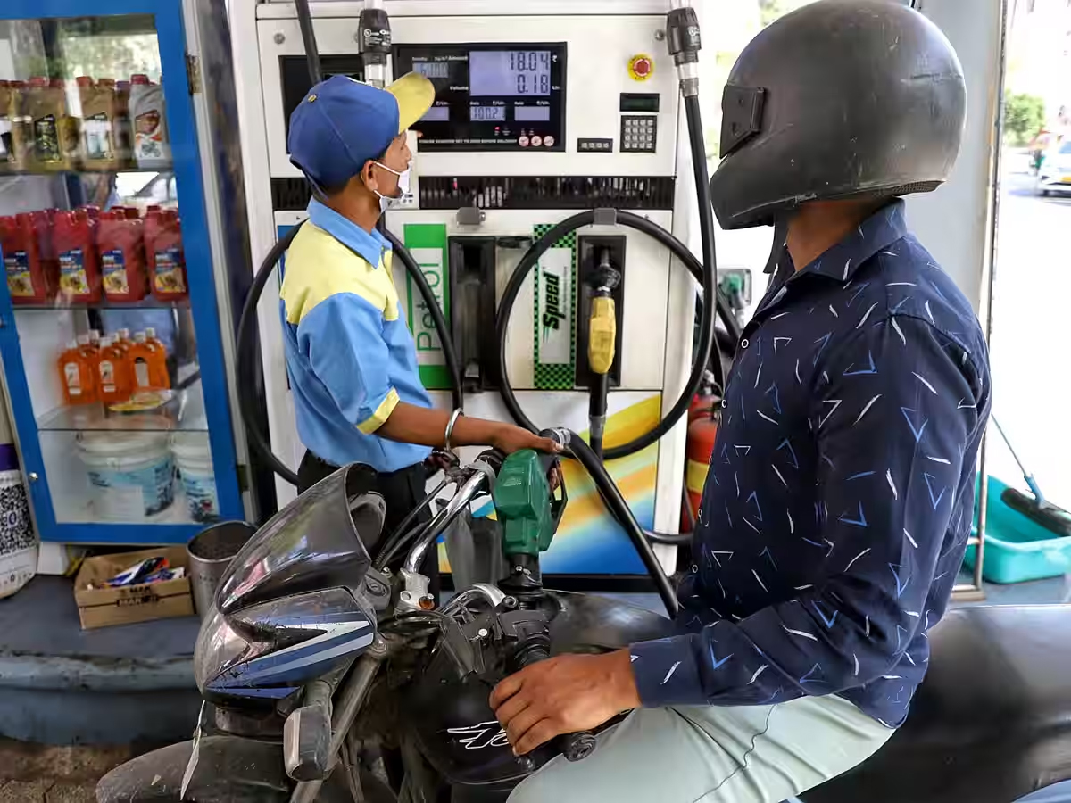 Petrol-Diesel Price: हफ्ते भर में Crude Oil के दाम ₹250 तक गिरे, अब कितने रुपये लीटर बिक रहा डीजल-पेट्रोल?
