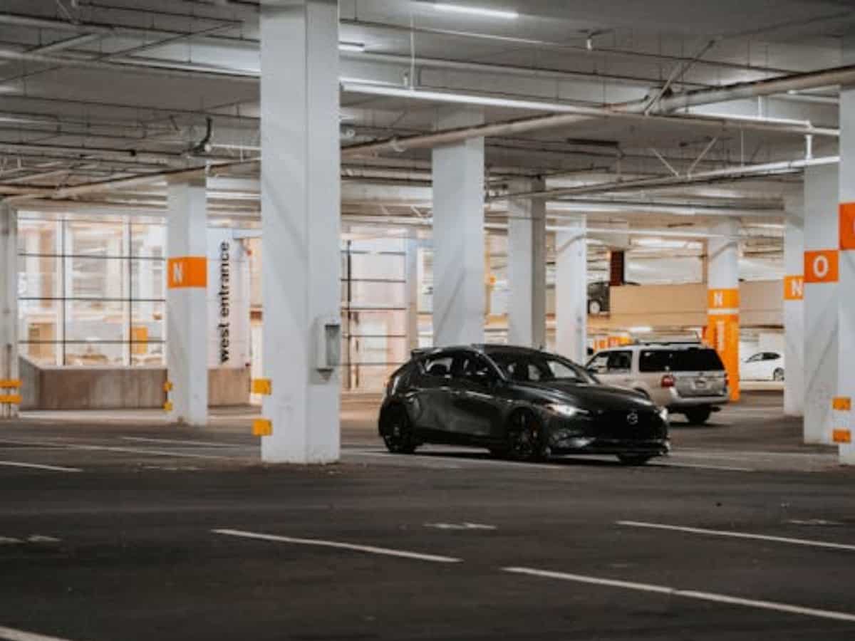 सुरक्षित स्थान पर कार पार्क