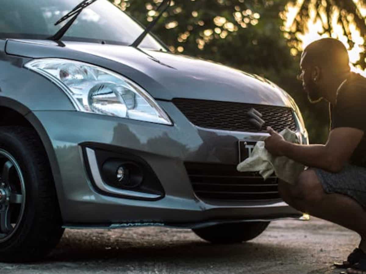 घर पर ऐसे साफ करें कार 