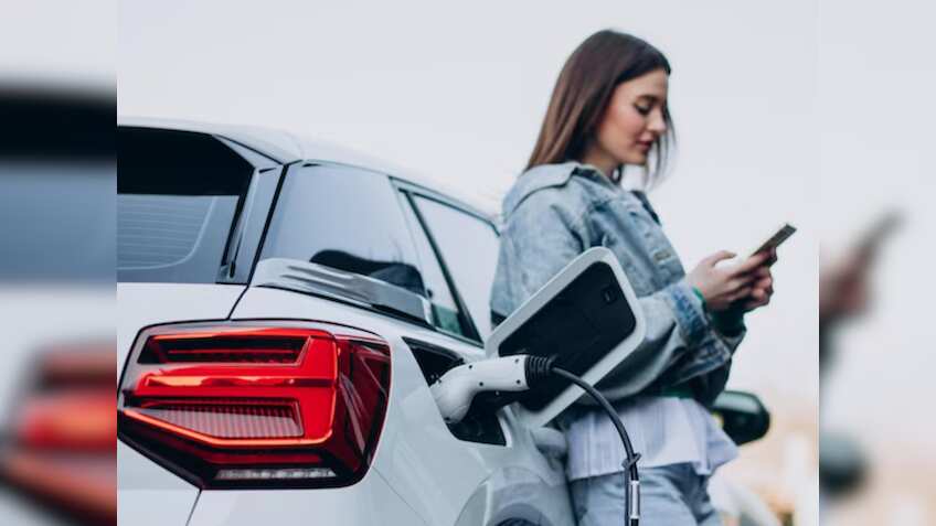 ना पेट्रोल-डीजल जितना खर्च, ना EV की तरह मेंटेनेंस की टेंशन, जान गए Hybrid Car के ये सीक्रेट्स तो तुरंत कर लेंगे बुक 