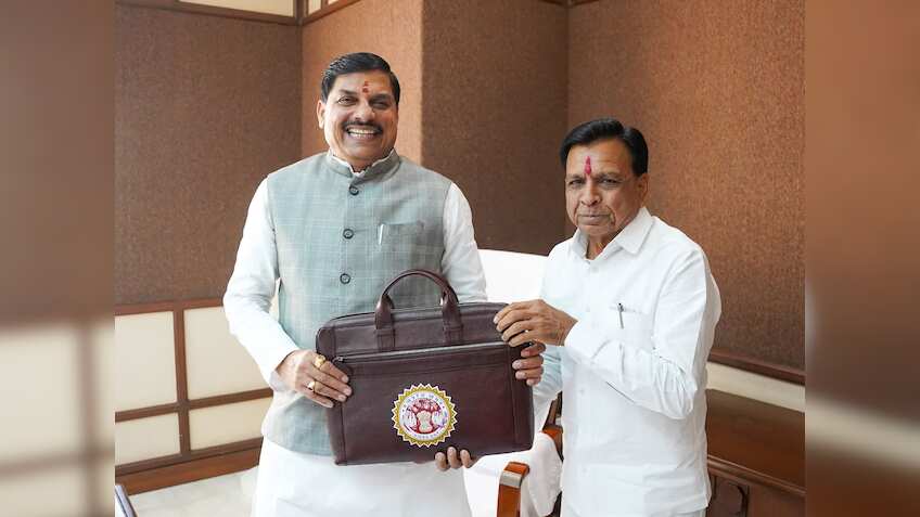 Madhya Pradesh Budget 2025: लाड़ली बहनों के लिए बड़ी रकम, कर्मचारियों को DA गिफ्ट, कोई नया टैक्स नहीं!