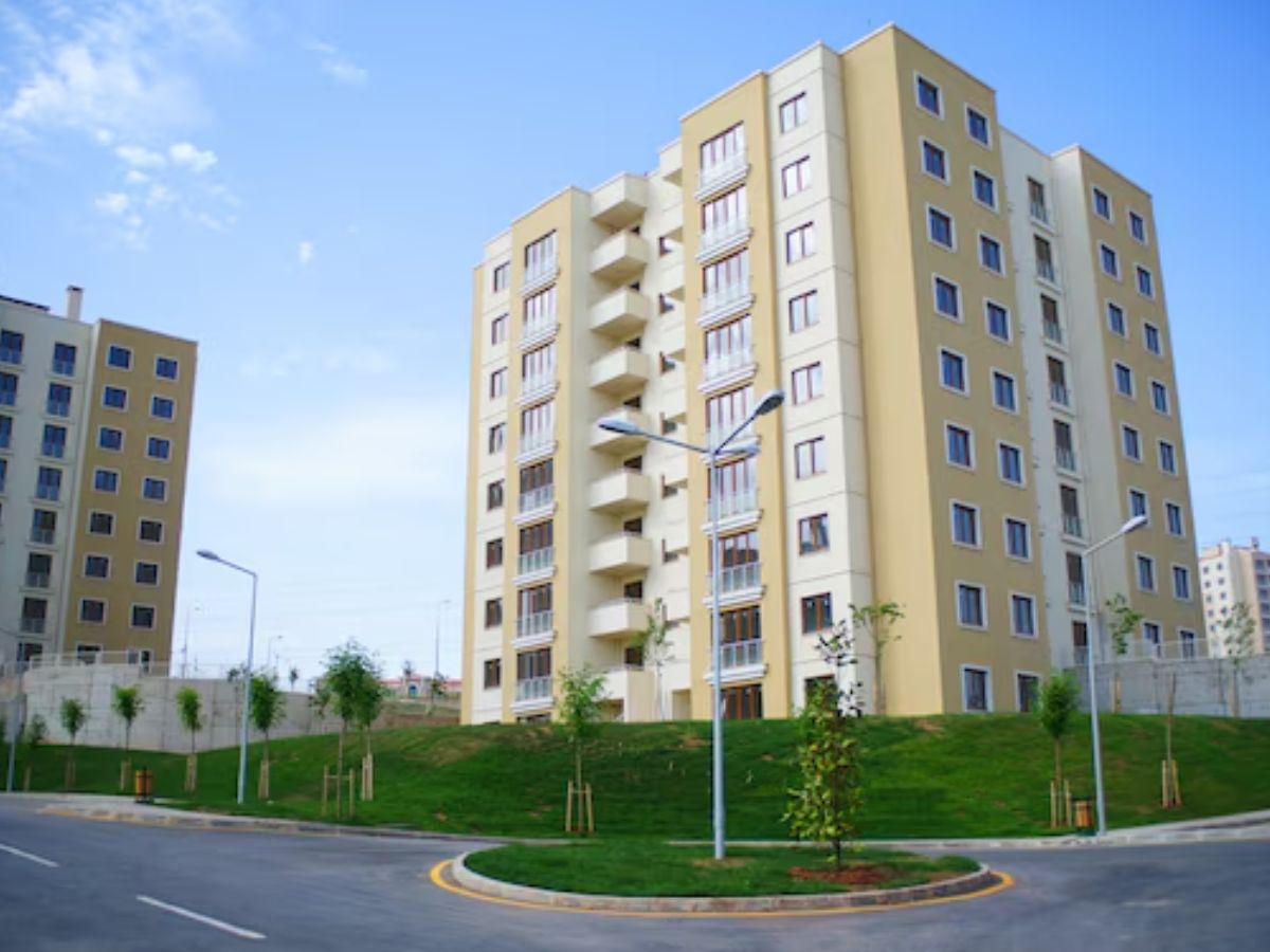 4 साल में दोगुने से ज्यादा बढ़ीं प्रॉपर्टी की कीमतें, नोएडा-गुरुग्राम में निवेशकों को बंपर फायदा