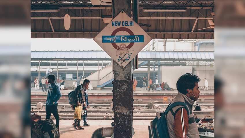 प्लेटफॉर्म टिकट लेना है जरूरी