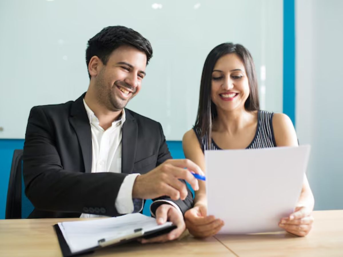 FD कराने का सोच रहे हैं तो Wife के नाम से यहां कर डालिए निवेश, ₹2,00,000 पर ₹32,044 ब्याज मिल जाएगा