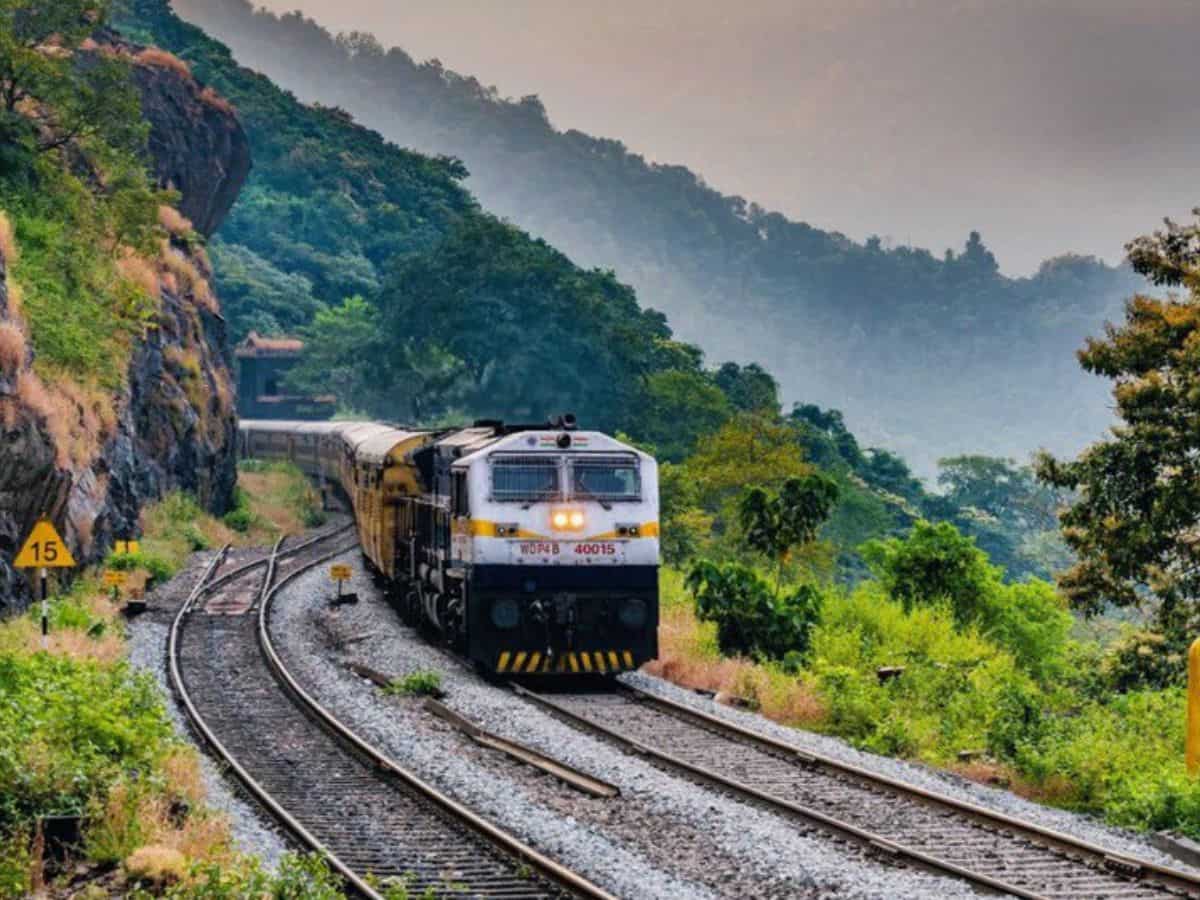 क्या करती है कोंकण रेलवे