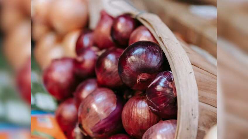 प्याज की गिरती कीमतों के बीच सरकार का बड़ा फैसला, किसानों को मिलेगा फायदा